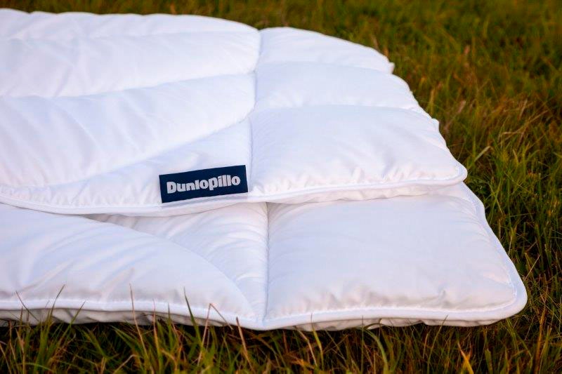 Dunlopillo Microfaserbettdecke »Home Bettdecken Sommer und Winter« leicht Füllung Polyester Bezug Polyester 1 Stk. tlg. Bettdecke 135x200, 155x220cm, feuchtigkeitsregulierend