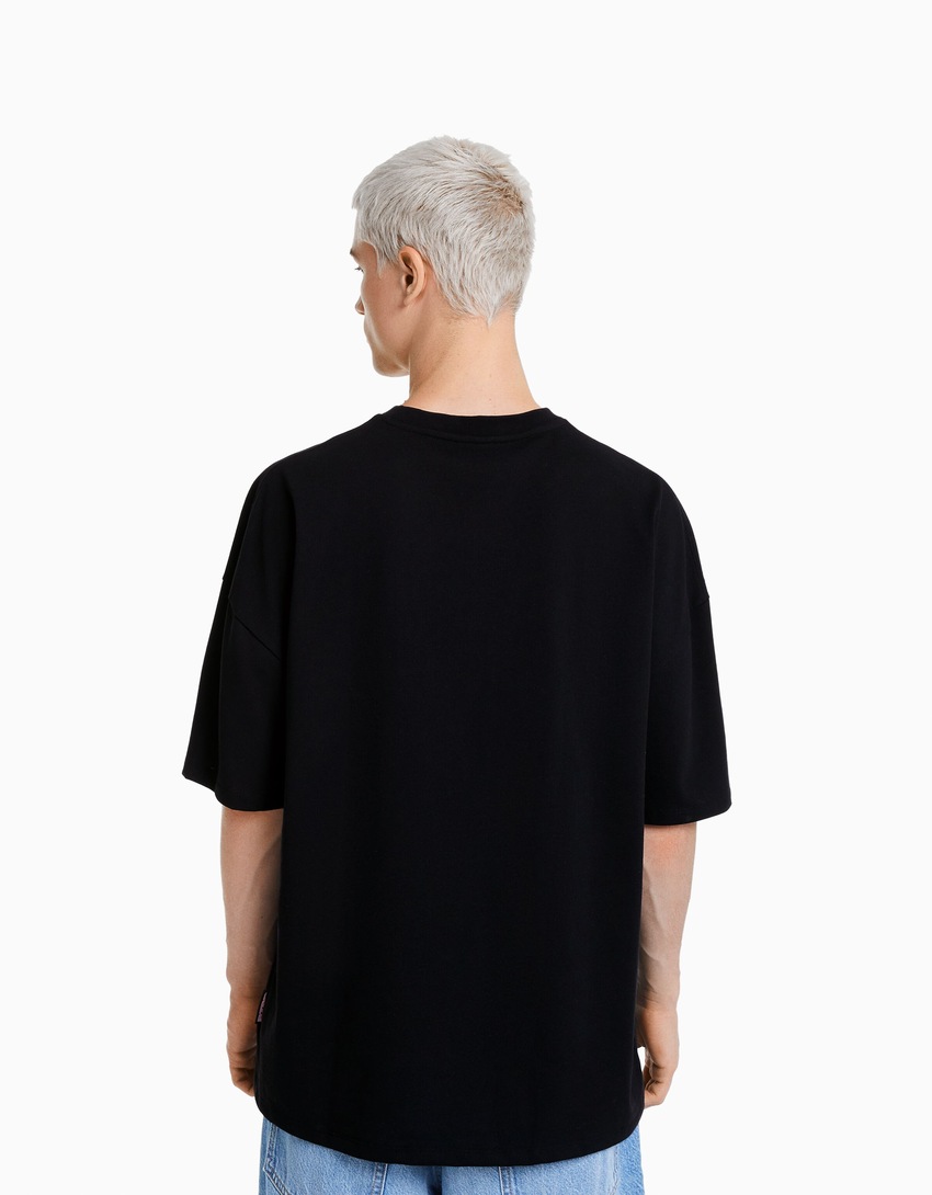 Camiseta de manga curta oversized com estampa BERSHKA ft. BIZARRAP