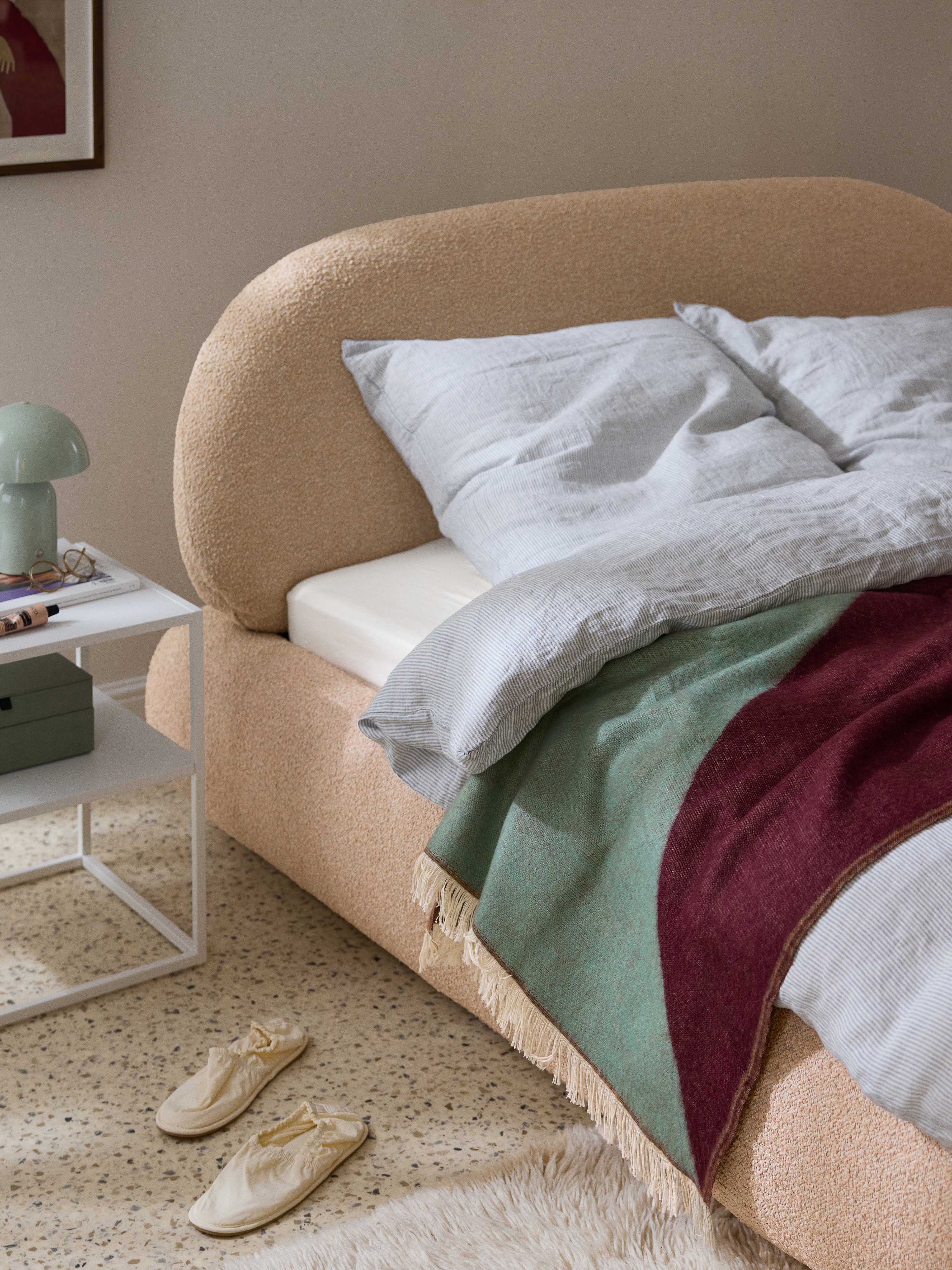 Bouclé gestoffeerd bed Alba met opbergruimte