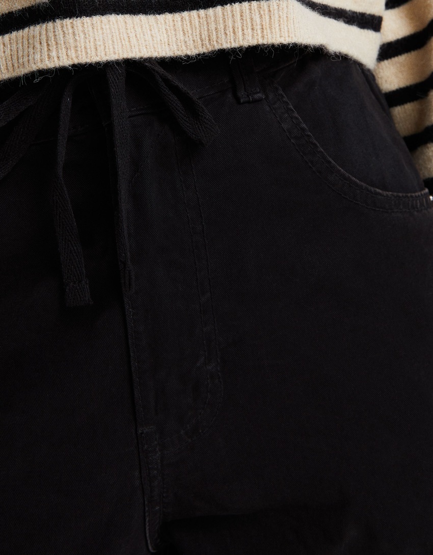 Calça jogger de algodão com cordão.