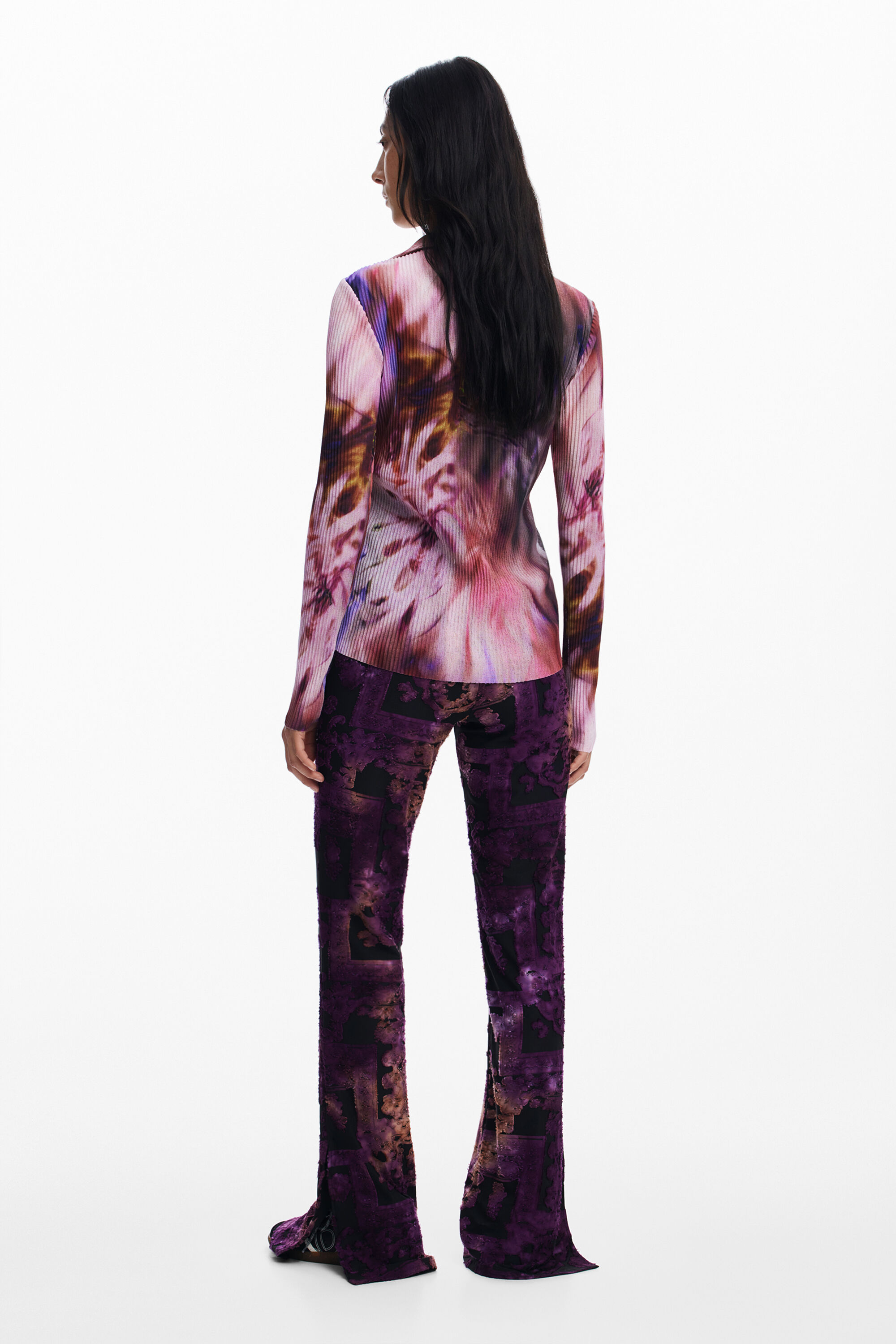 camisa com estampa tie-dye