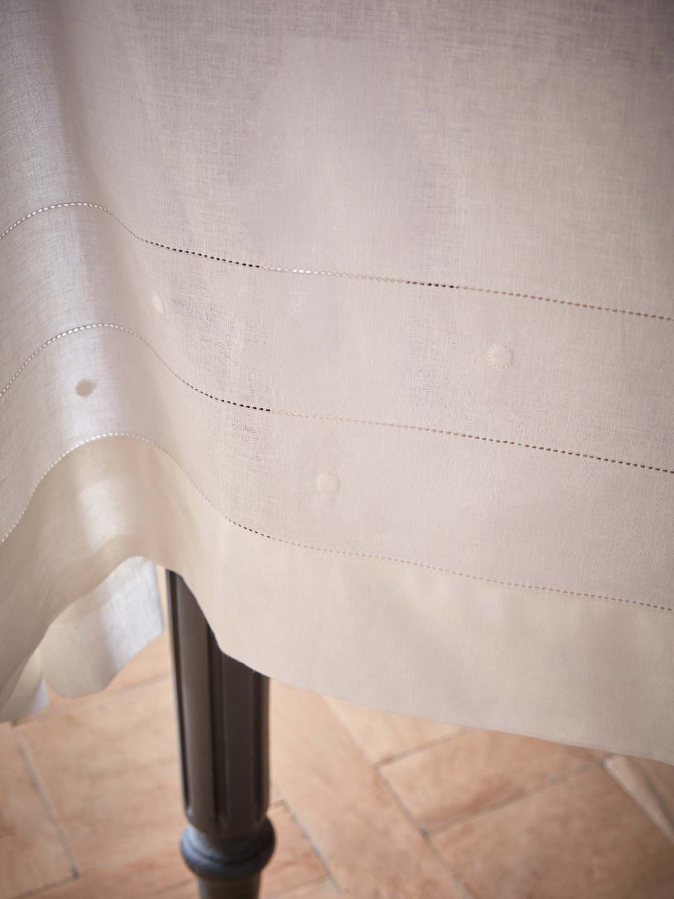 Nappe coton/lin à pois brodés