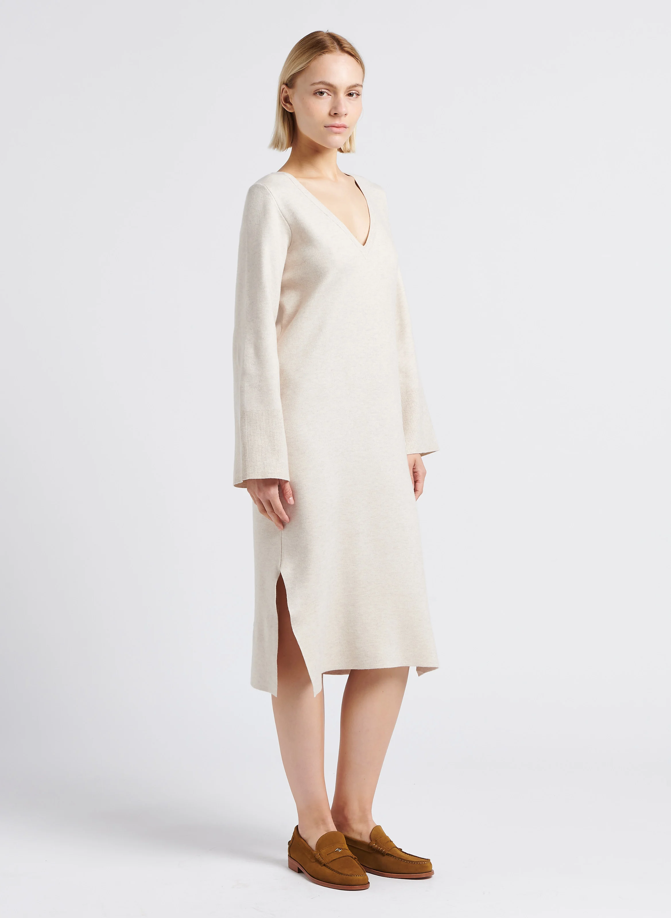 OLINJA - Robe pull longue droite à col V | Beige