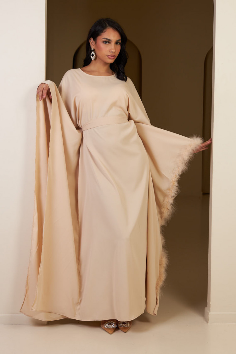 Abaya beige ceinturée à empiècement plume sur un côté