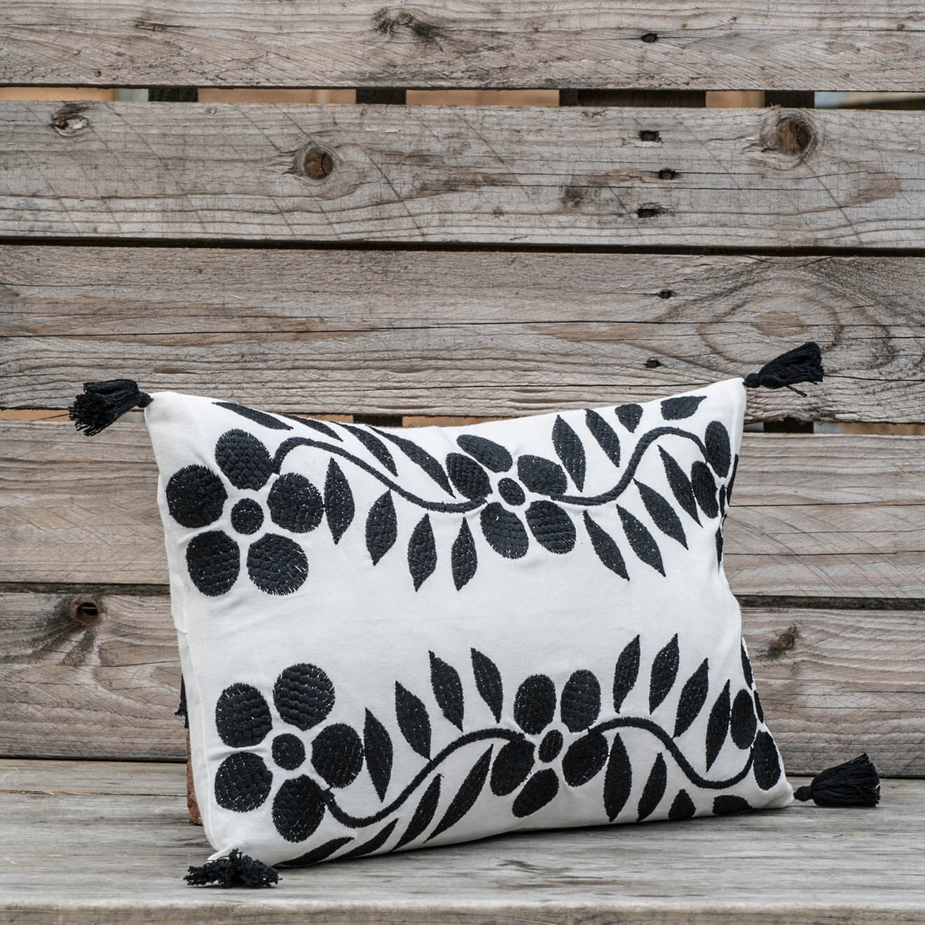 Febronie Housse de coussin Matisse brodée noire - 50x30 cm
