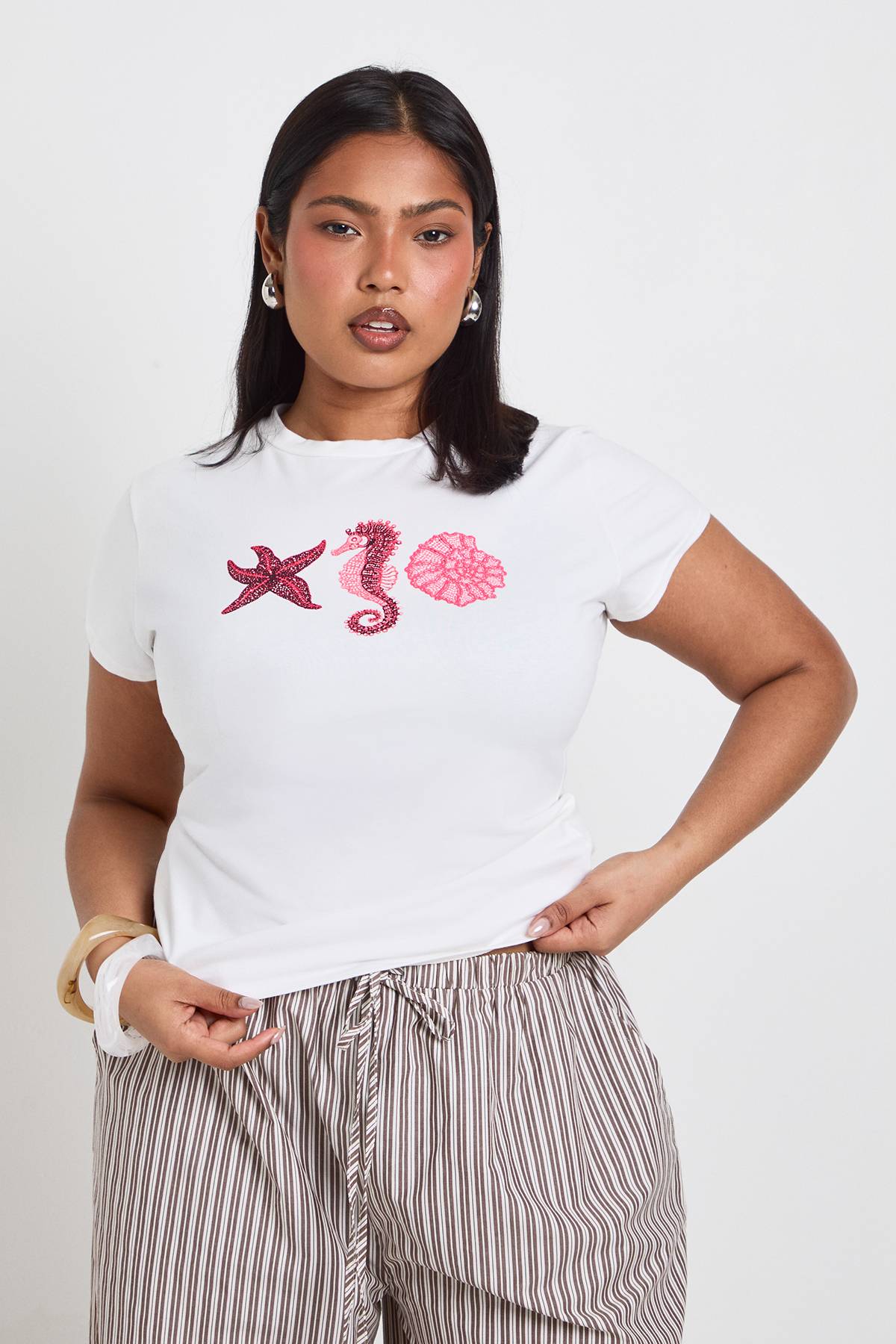 boohoo T-shirt Ajusté Grande Taille Imprimé Coquillages