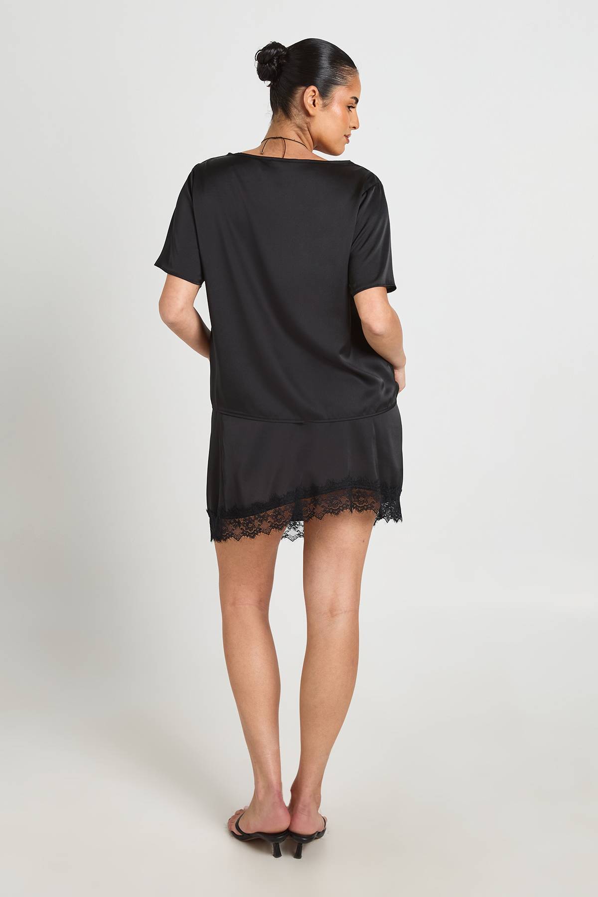 boohoo Ensemble Grande Taille T-shirt Satiné Oversize Et Mini-jupe En Dentelle