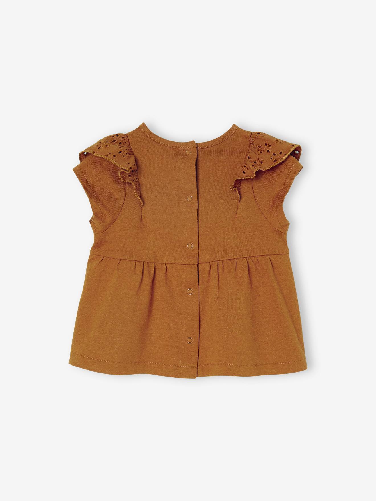 Camiseta branca para bebê com babados bordados em estilo inglês.