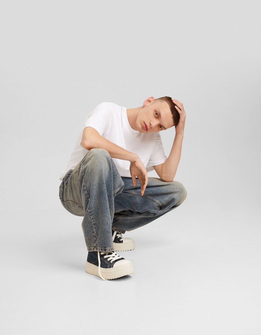 Tênis cano alto masculino em jeans