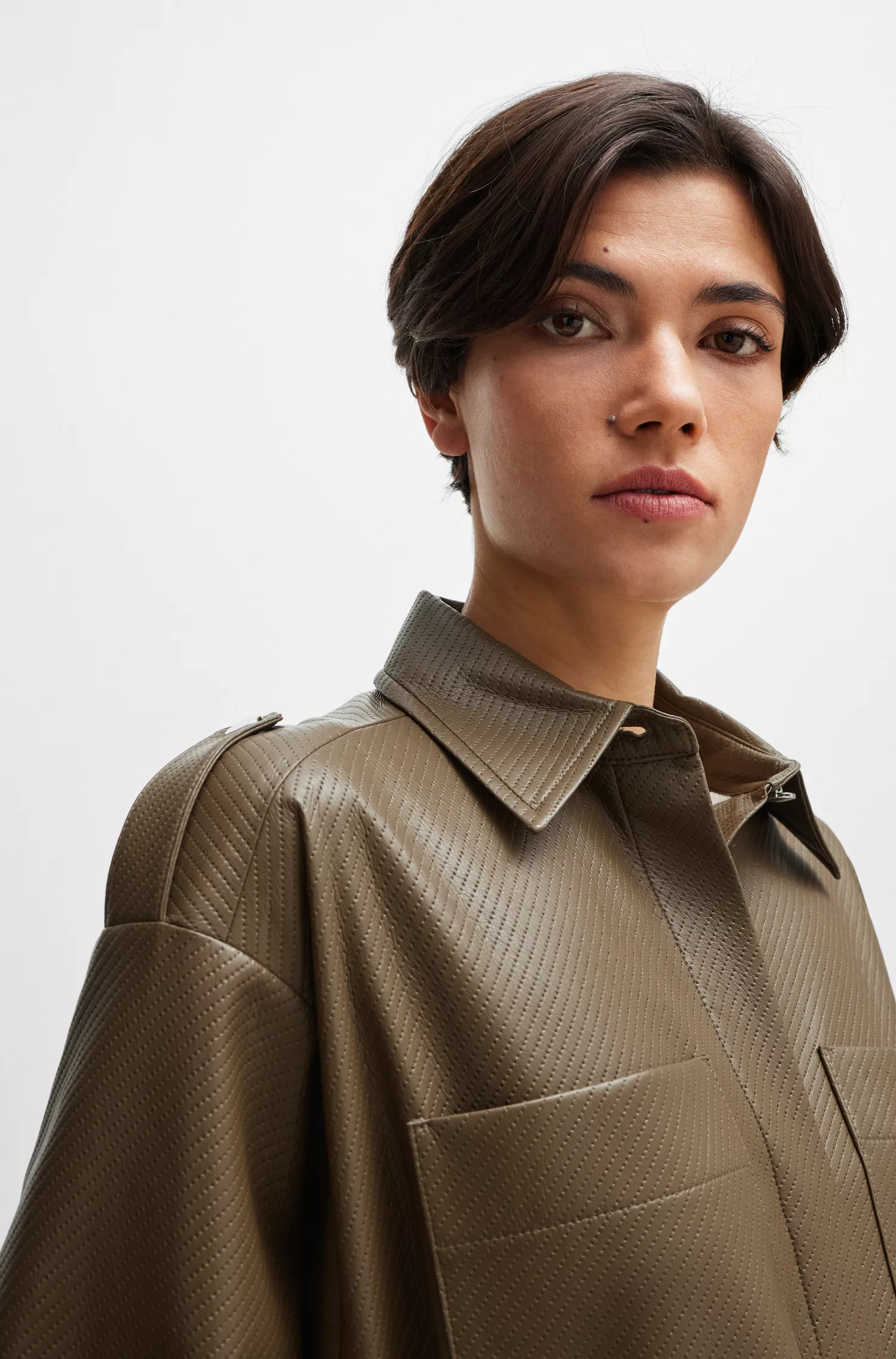 Vestido camiseiro BOSS com cinto preto em couro sintético perfurado.