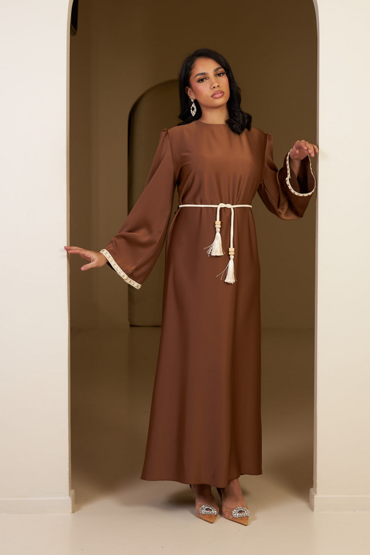 Robe marron ceinturée à ceinture pompom