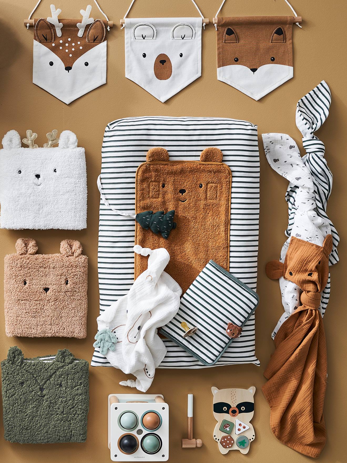 Conjunto de 3 bandeirolas com animais da Floresta Verde, lisas e com motivos brancos médios.