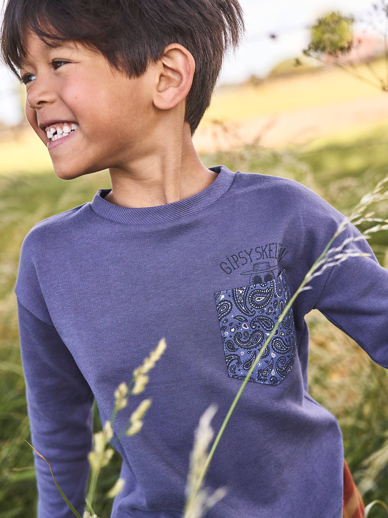 Camiseta estampada com bolso no peito, camiseta lisa azul-clara infantil com motivos.