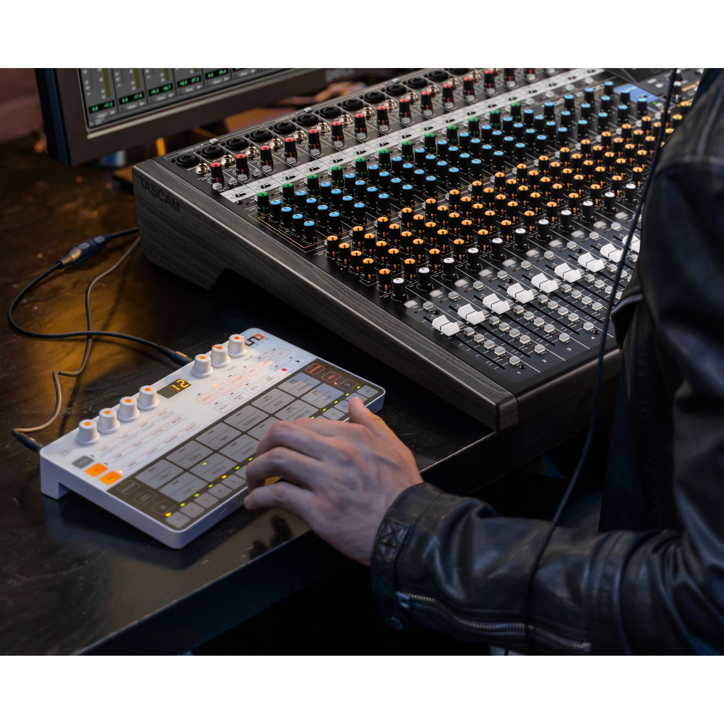 Tascam Model 2400 22-kanaals recording mixer