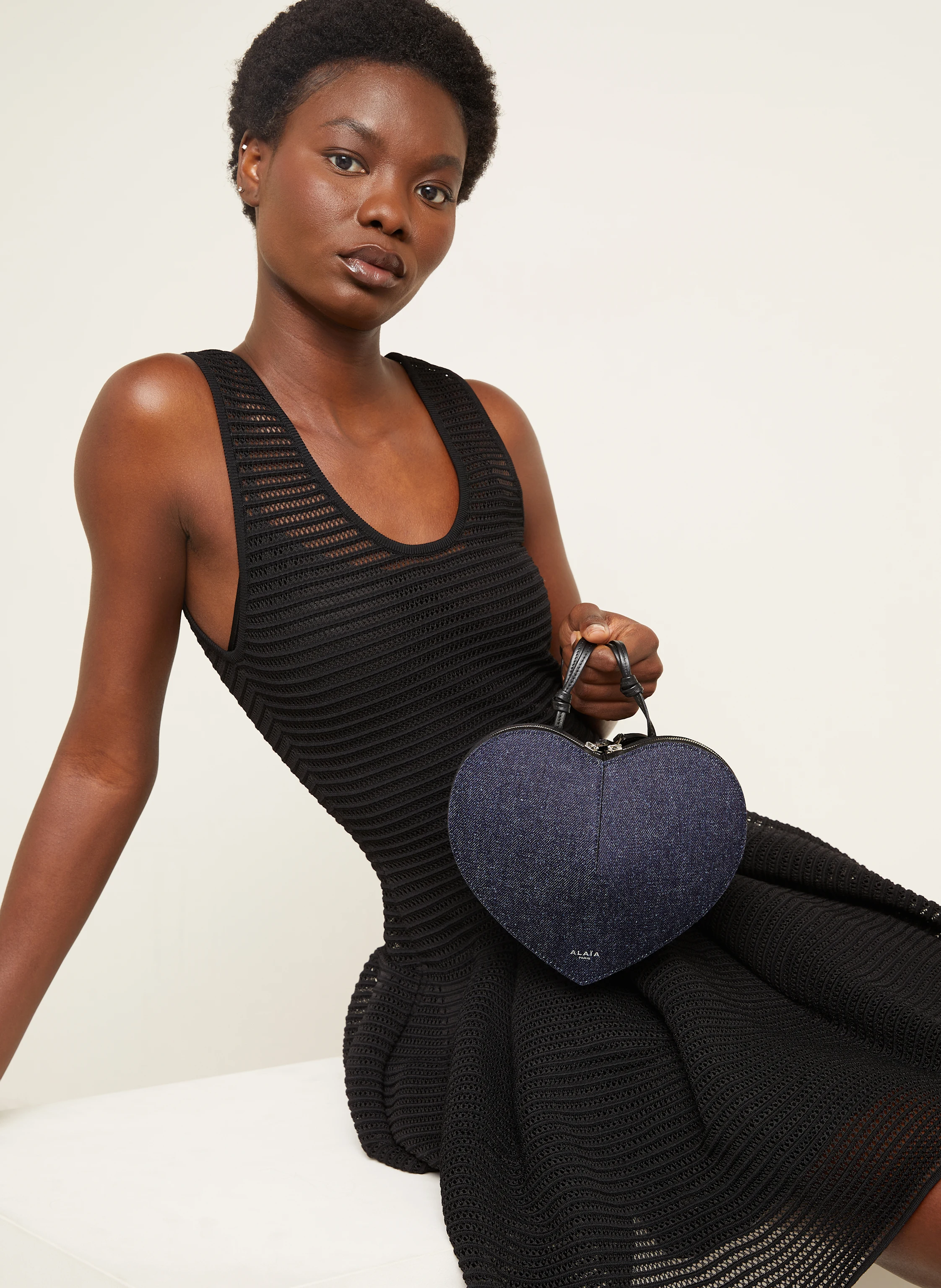 ALAÏA Umhängetasche LE COEUR in Jeansoptik