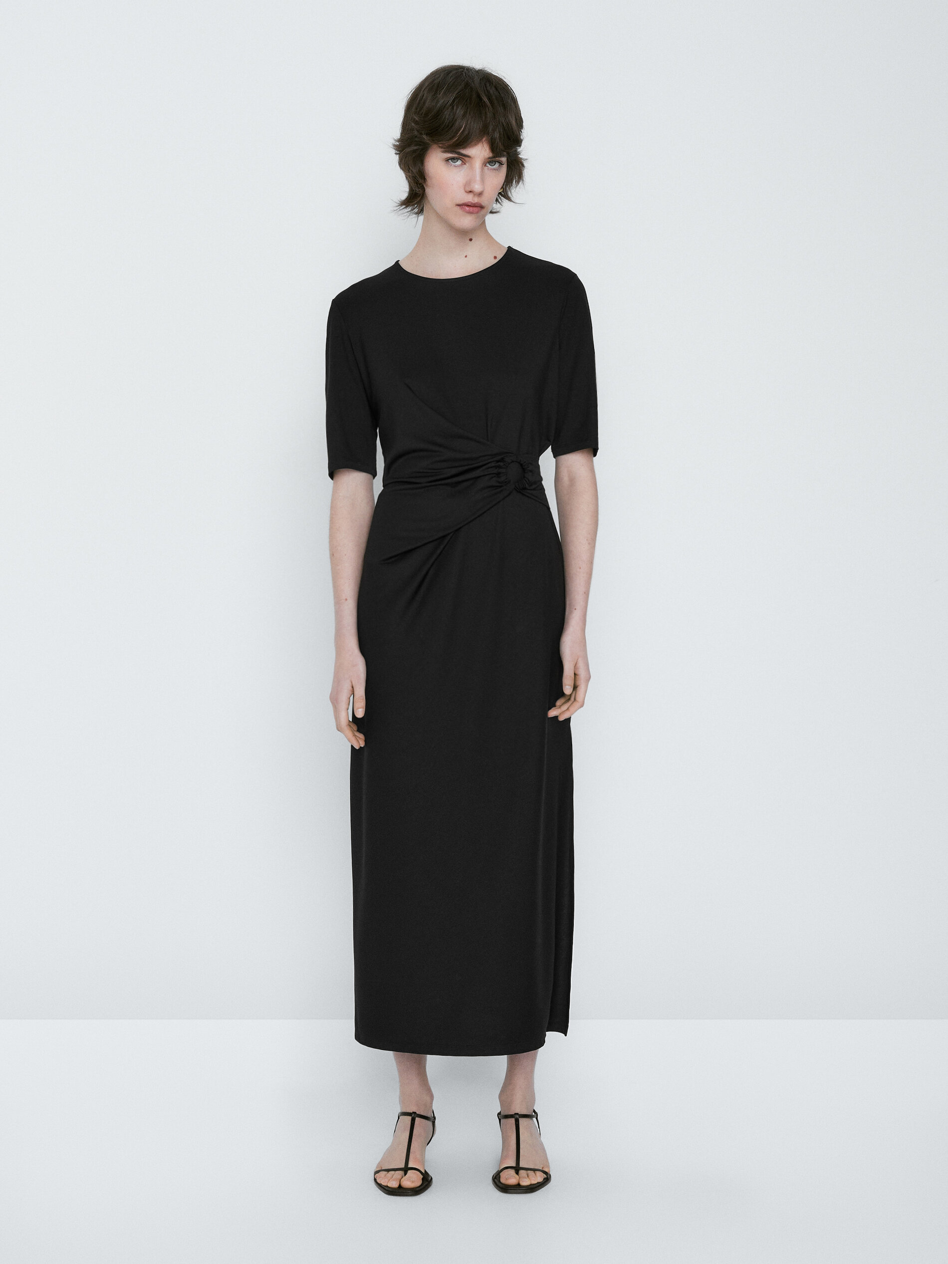 Detalhe de vestido preto em Argolla - PRETO