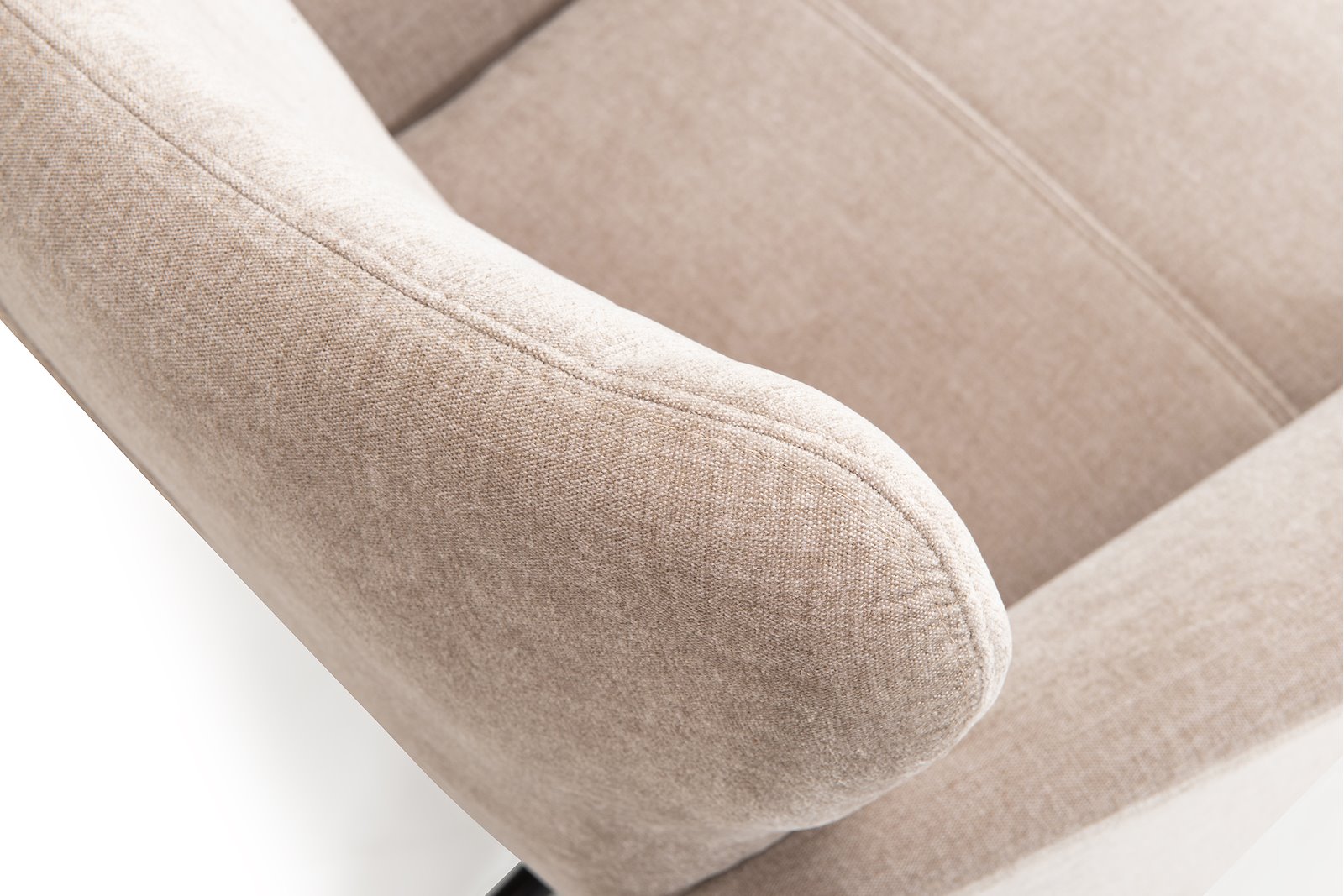 Luna lenestol I tekstil Teddy 3612 beige med Polaris sokkel i sort.