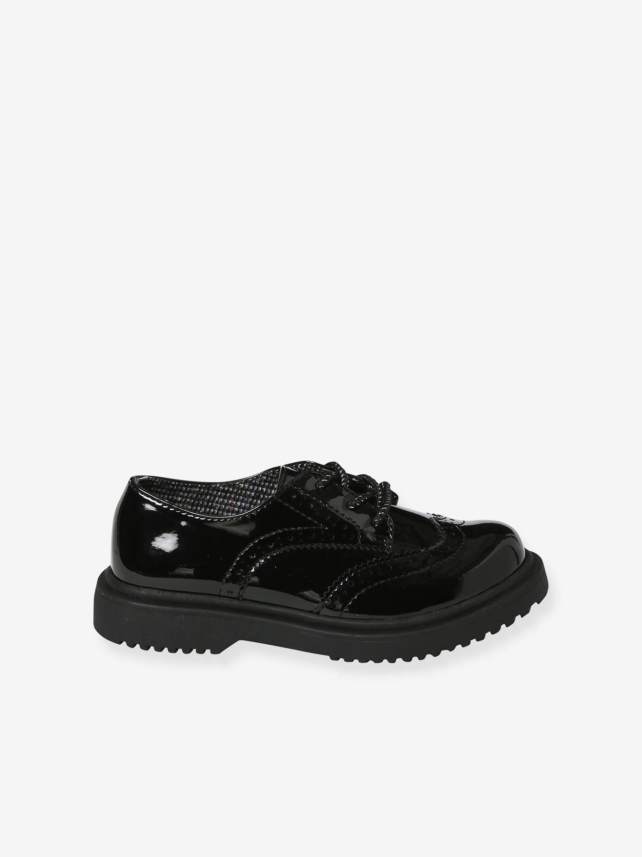 Sapatos derby infantis em verniz preto com sola entalhada.
