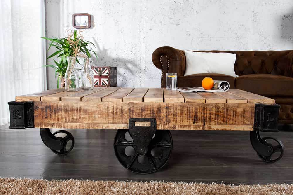 Massiver Design Couchtisch RAILWAY 110cm Mangoholz mit 4 Rädern