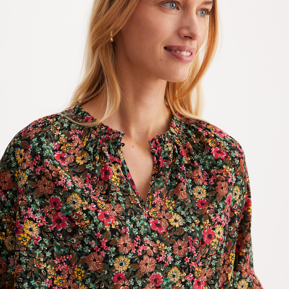 ANNE WEYBURN<br>Blusa com estampa floral, decote redondo e mangas compridas