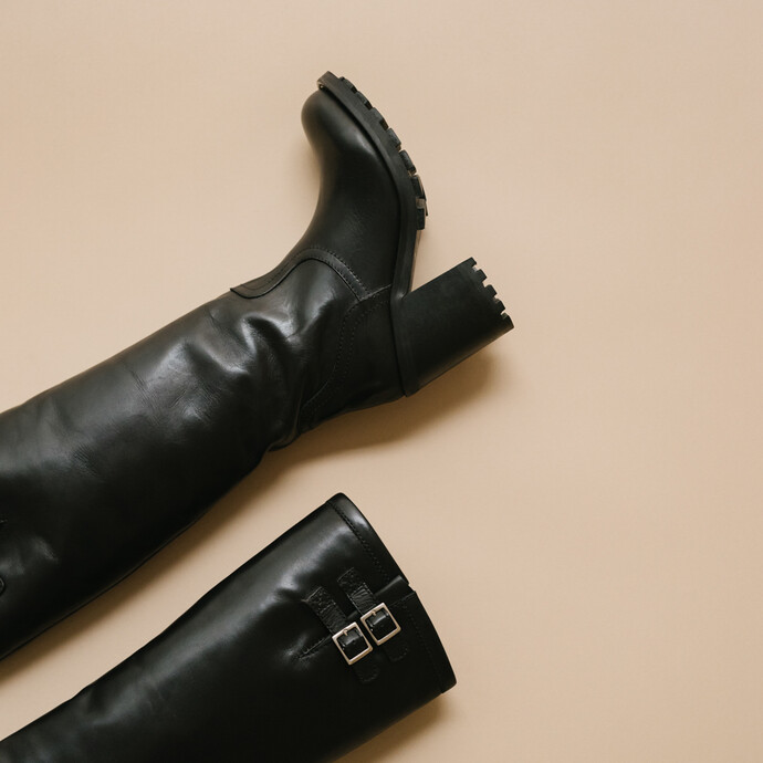 Bottes à talons, semelles crantées et bouts ronds  cuir noir