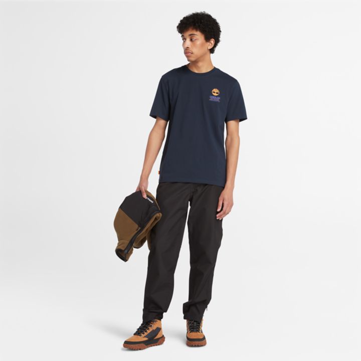 Camiseta masculina estampada para atividades ao ar livre na cor azul marinho.
