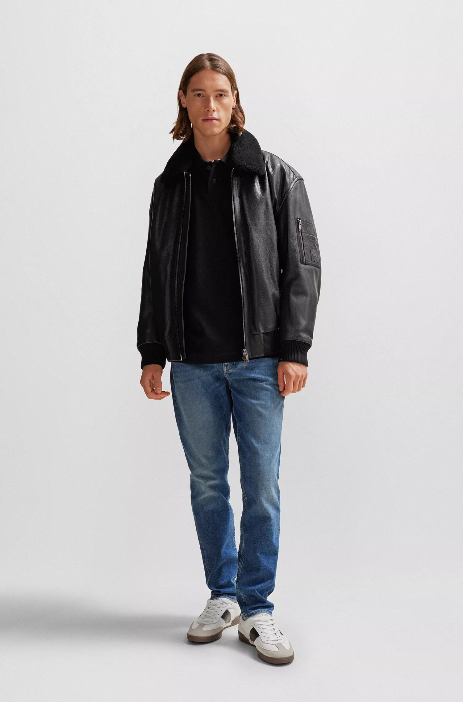 Calça jeans BOSS laranja, corte afunilado, em denim azul com elasticidade confortável.