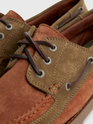 Sapatos náuticos clássicos de camurça com travas