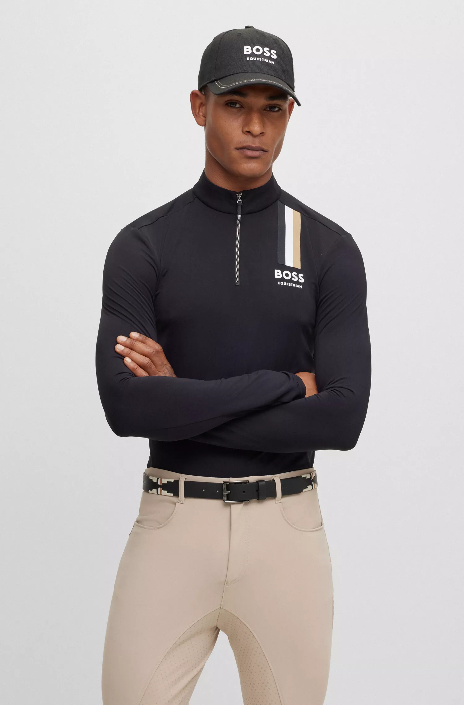 Camisa de treino BOSS preta para equitação com listra e logotipo característicos.