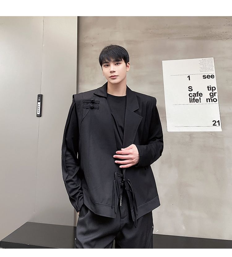 Bjorn - Asymmetrisch revers effen paneel vest met kikker sluiting