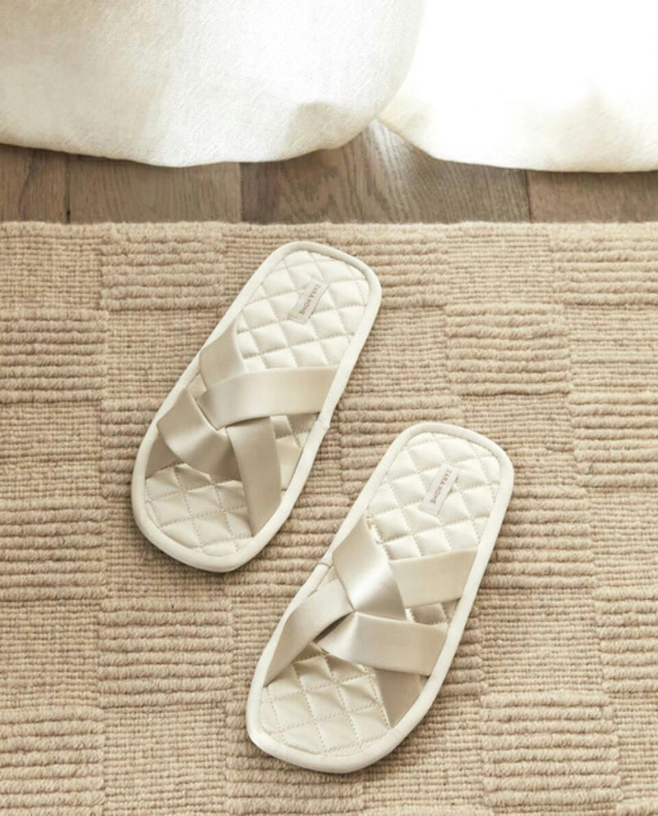 Pantufas de cetim acolchoadas