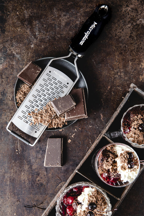 Microplane Gourmet rivejern medium ribbe Sort & sølv