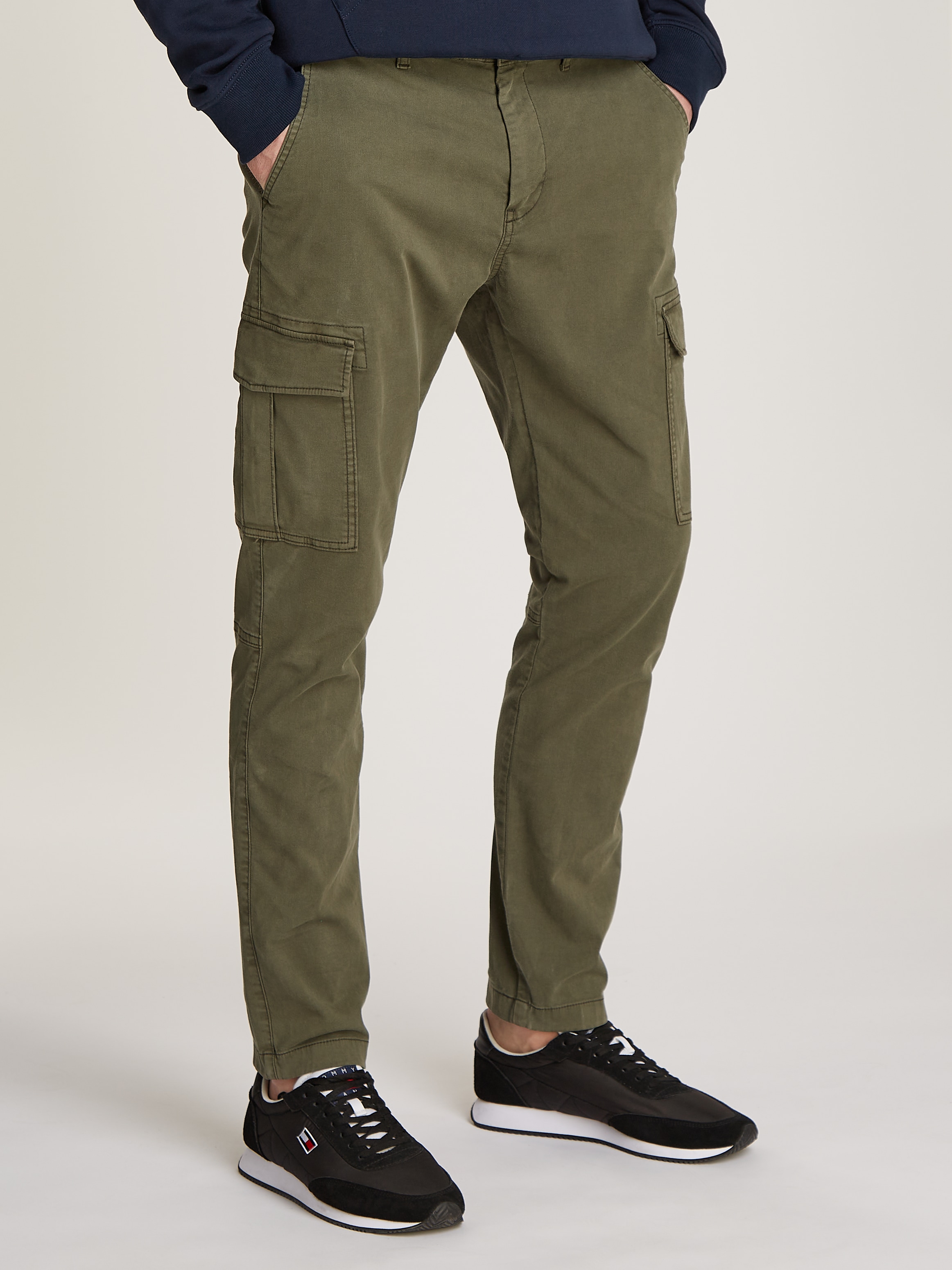 Tommy Jeans Cargohose »TJM AUSTIN LIGHTWEIGHT CARGO«  mit bestickten Markenlogo über der Gesässtasche