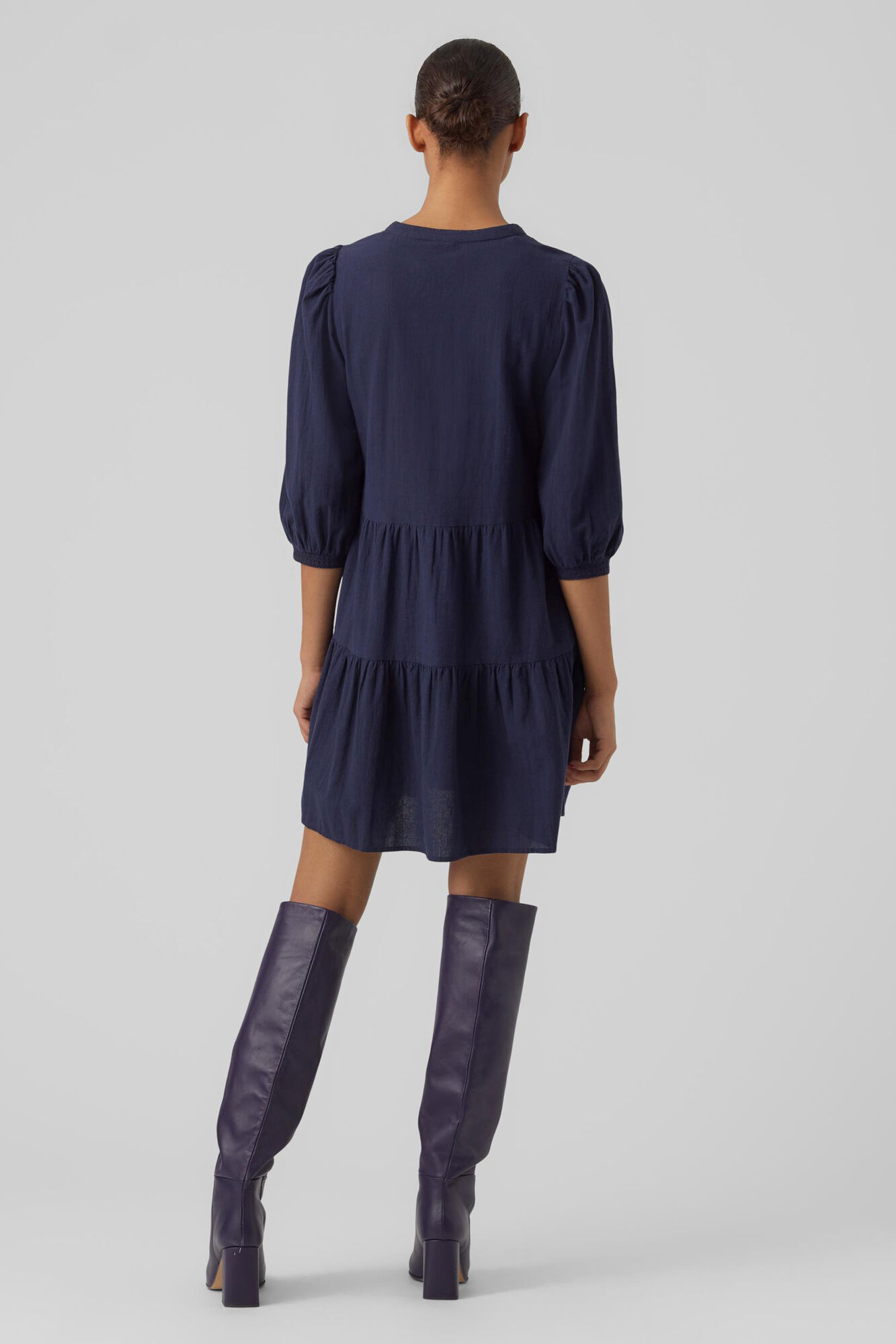Vestido com mangas bufantes e fechamento com cordão no pescoço - Azul marinho