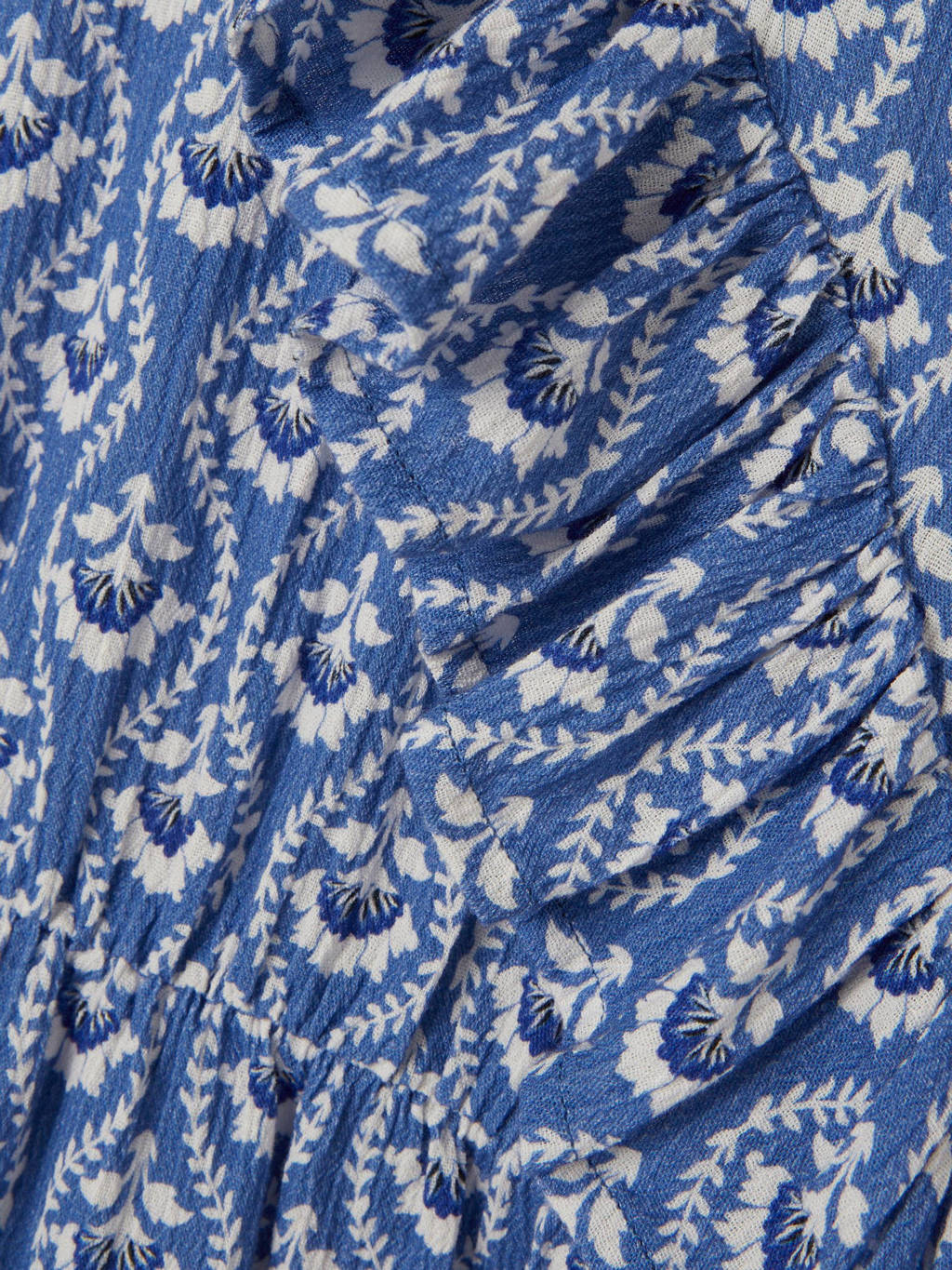 NAME IT jurk NKFFAMMINA met all over print en ruches blauw/wit
