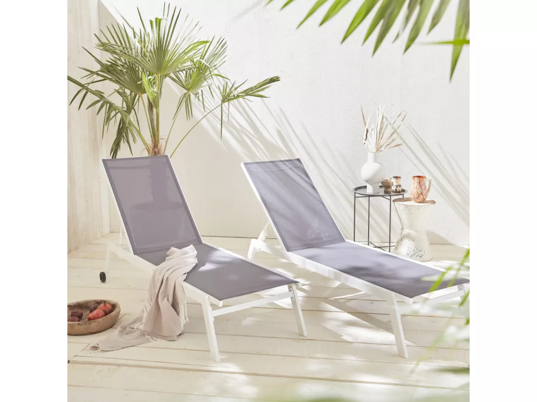 Lot de 2 bains de soleil ELSA en aluminium blanc et textilène gris. transats multi positions avec roulettes