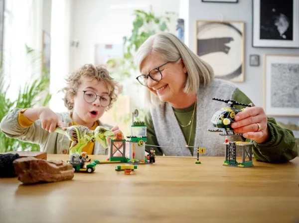 LEGO Jurassic World 76944 T. rex på dinosaurflugt