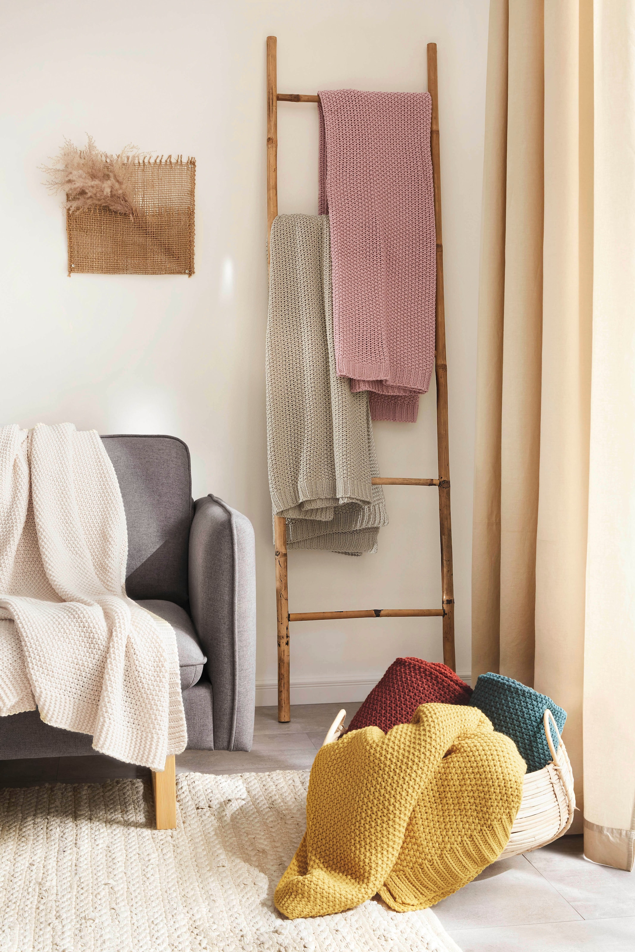 Primera Tagesdecke »Kuscheldecke Boho« mit trendigen Bommeln