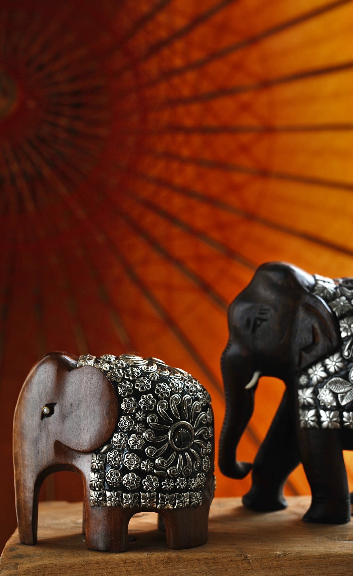 Elefant aus Holz mit Metall- & Steinschmuck, braun, silber, H 10 cm, B 12 cm, T 6 cm von fischer's lagerhaus