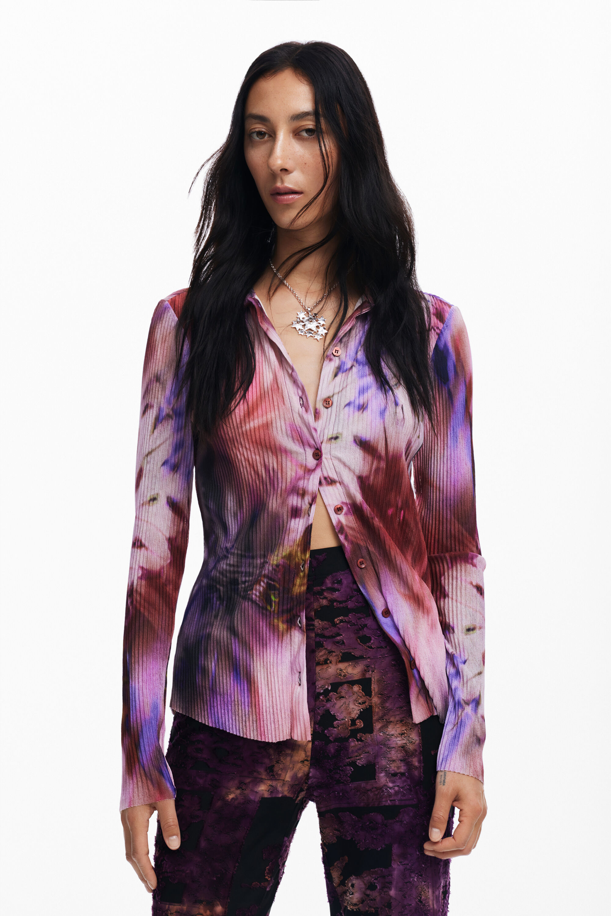 camisa com estampa tie-dye