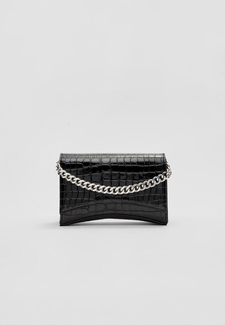 Bolsa transversal imitando crocodilo com corrente.
