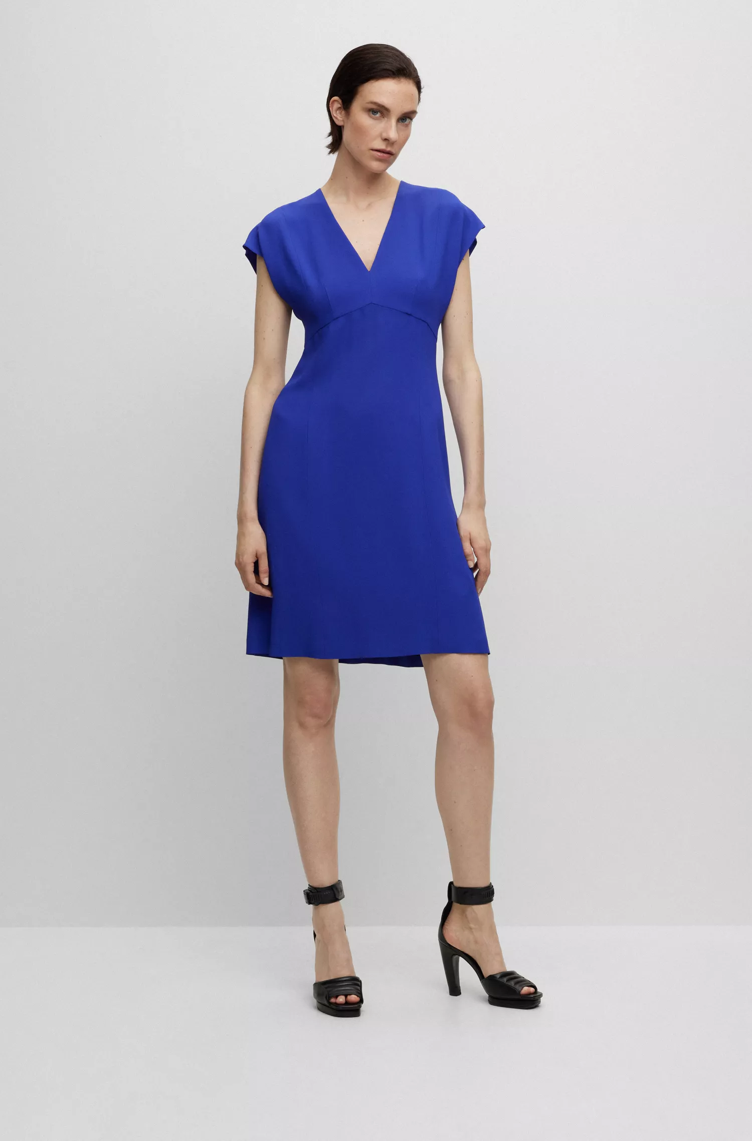 Vestido preto BOSS de corte justo com decote em V e mangas curtas.