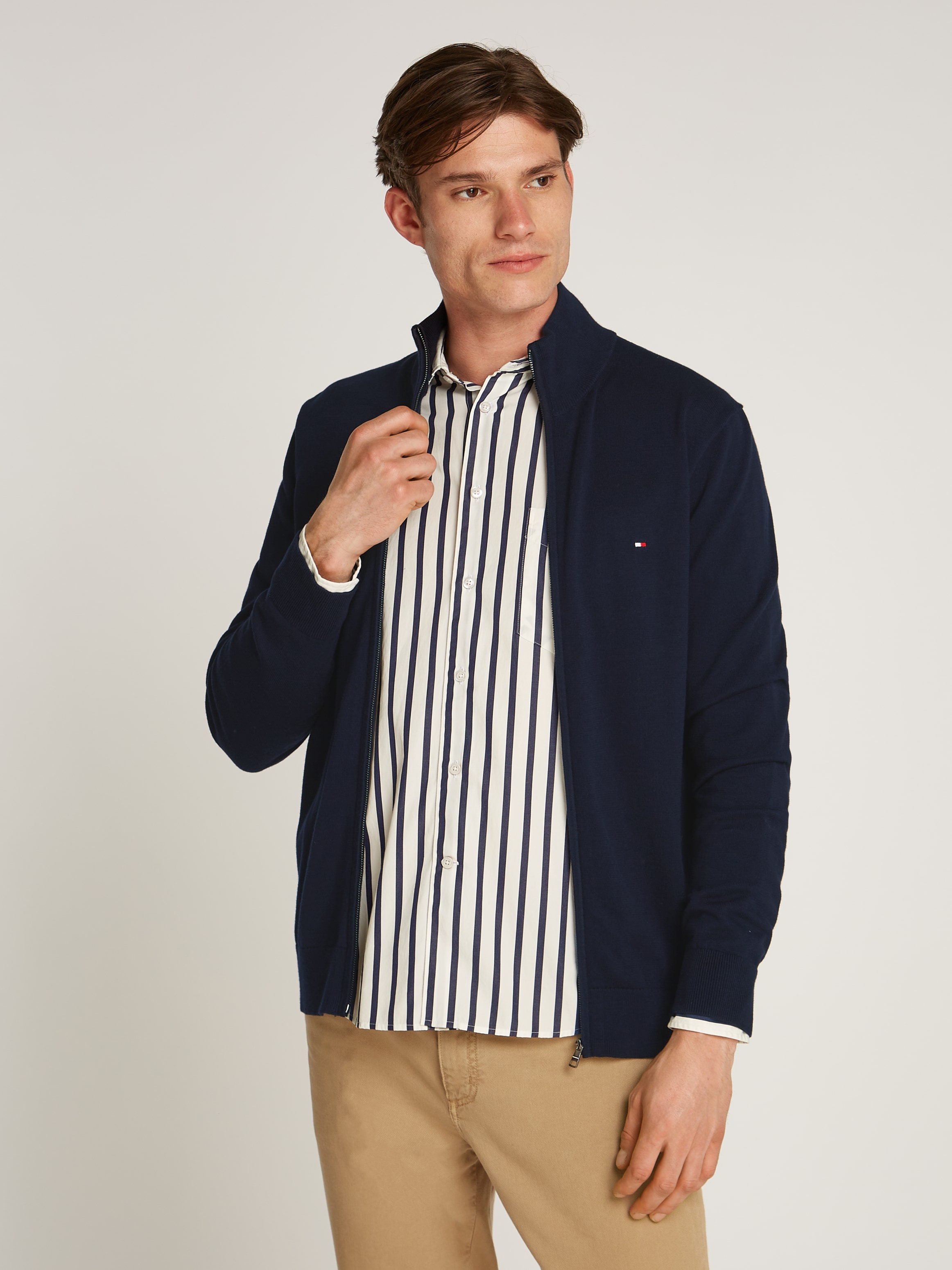 Tommy Hilfiger Strickjacke »ESSENTIAL COTTON ZIP THRU«, mit Logostickerei