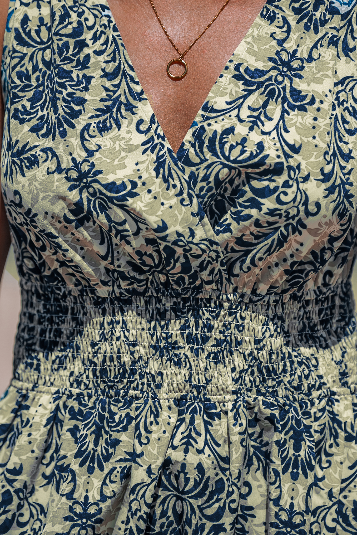 Robe mini sans manches avec taille à smocks et imprimé damassé