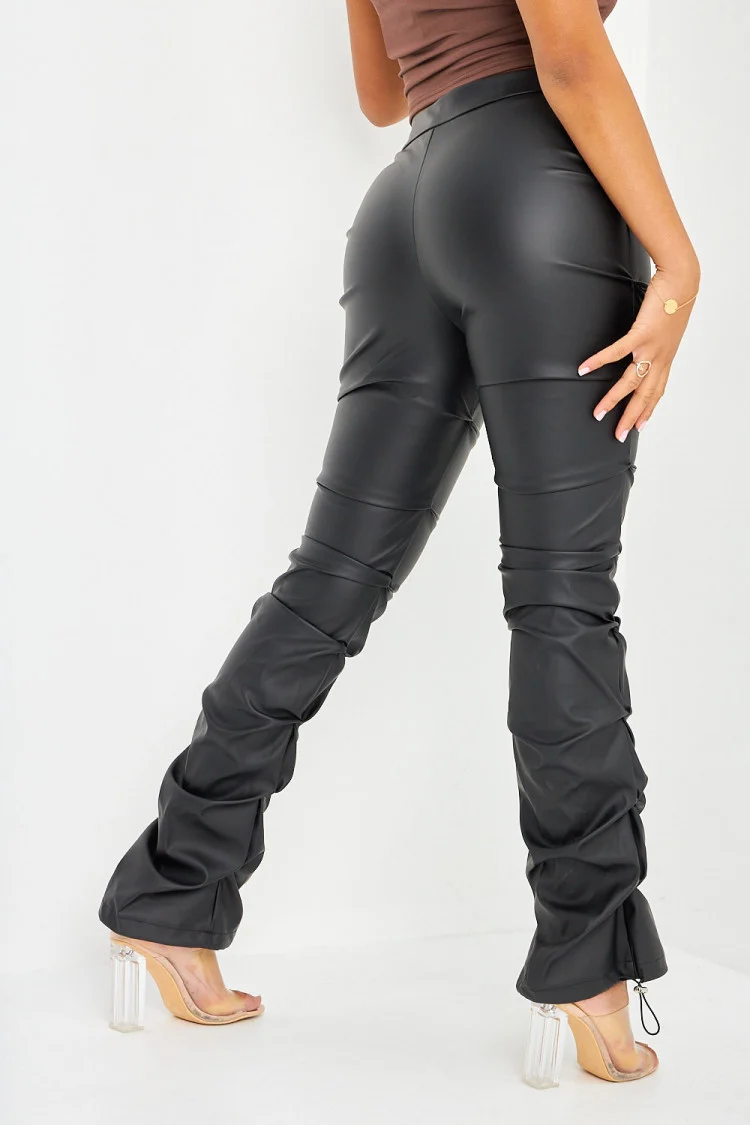 Pantalon froncé en simili cuir noir mat