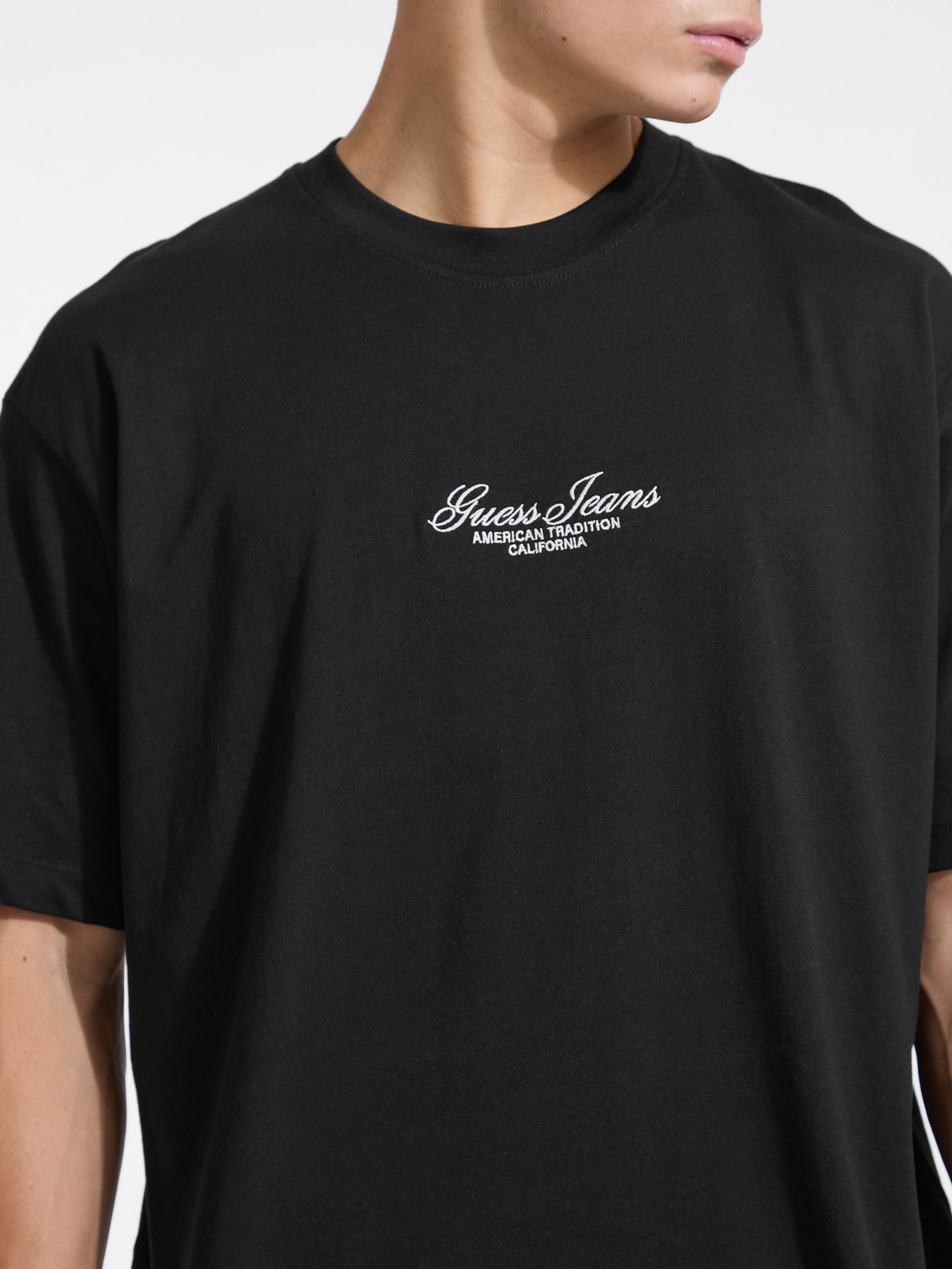 Camiseta oversized com logo bordado