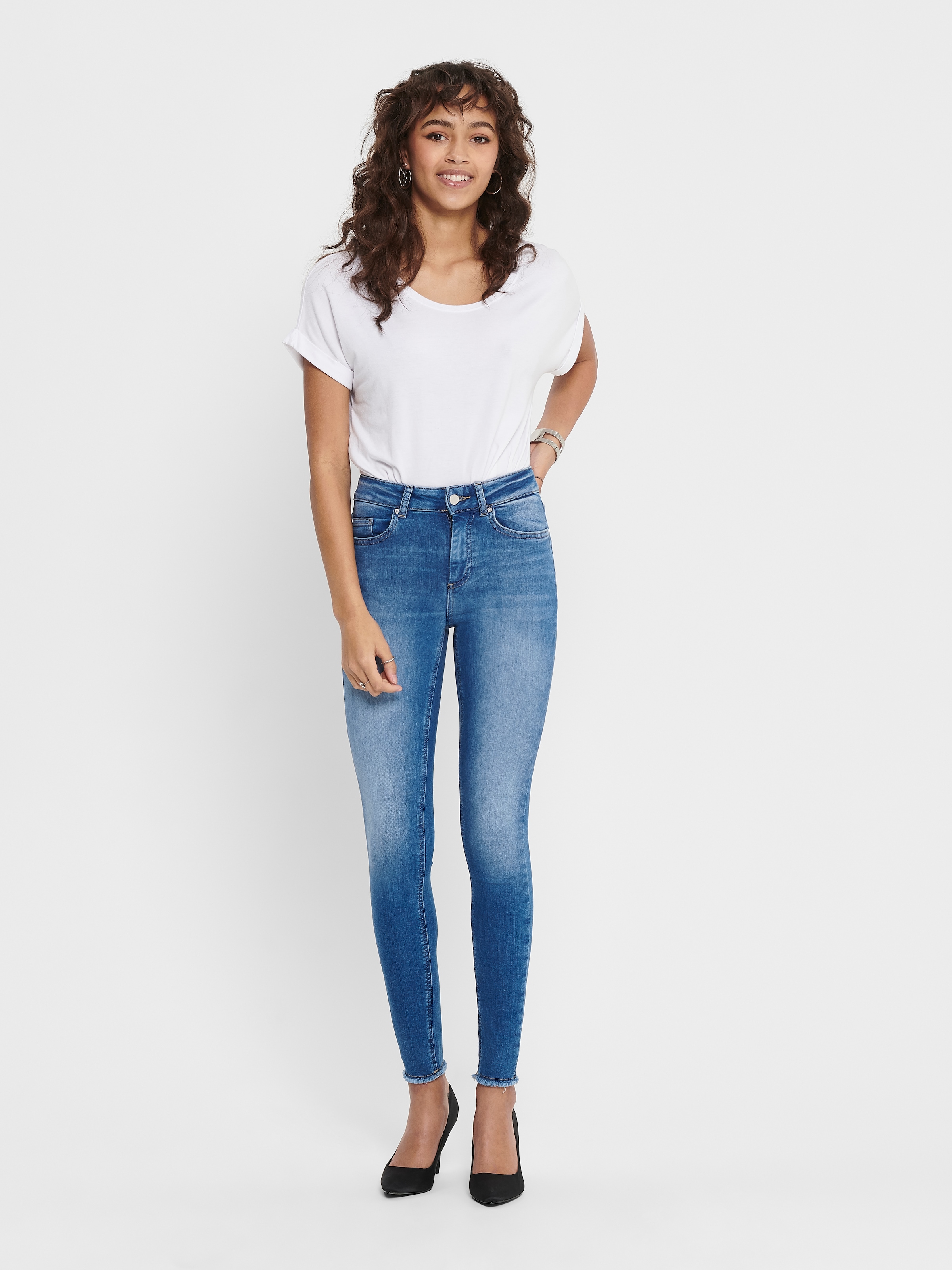 ONLY Ankle-Jeans »ONLBLUSH – Ankle-Jeans mit offenen Säumen für moderne Looks«, Abriebeffekte, modisch, skinny fit, Rundhals, regular fit
