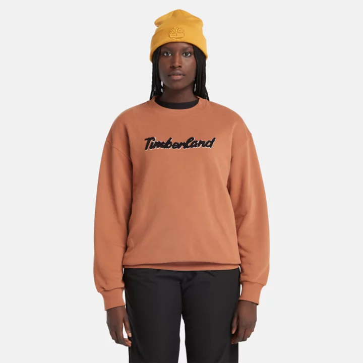 Moletom feminino com gola redonda e logo na cor terracota.