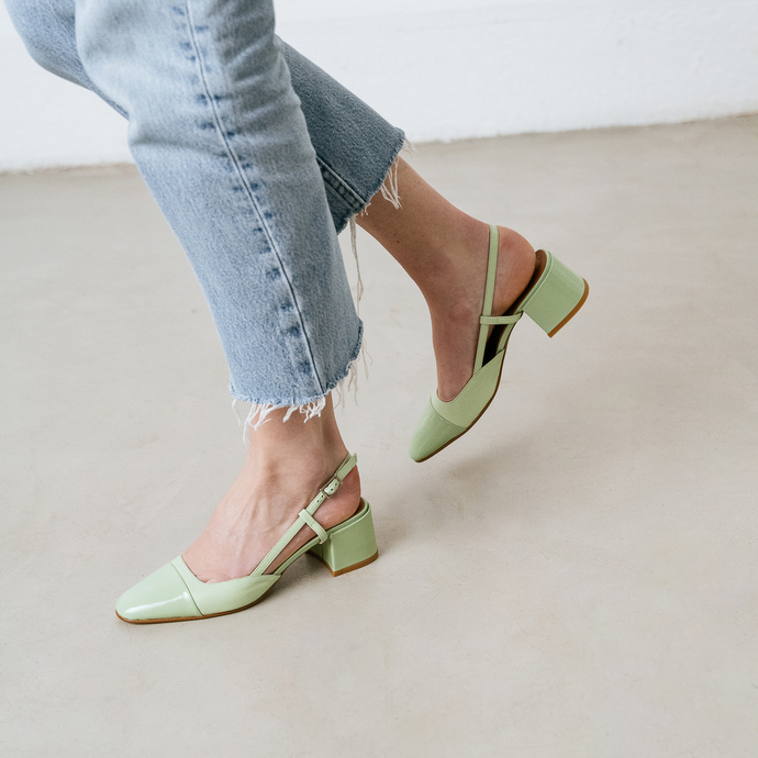 Babies à talons ouverts  en vernis cuir vert clair