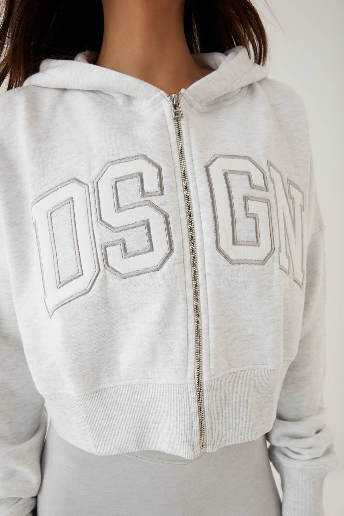 Sweat À Casynthétiqueche Court Boxy Zippé Avec Appliqué Collegiate Dsgn Studio
